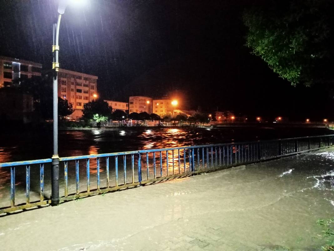 Samsun’u sağanak vurdu: Terme Çayı taştı - Resim: 5